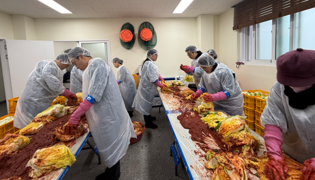 한국어촌어항공단은 지난 22일 제주시 애월읍 고내리 어촌계에서 지역공동체 상생을 위한 ‘따뜻한 김장 나눔 한마당’ 행사를 개최했다. 어촌어항공단 제공