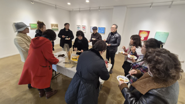 지난 24일 오후 부산 해운대구 리빈갤러리에서 열린 ‘퐁·반 500, 부산 미술인 한마음展’ 디스플레이가 끝나고 오프닝 행사를 열고 있는 작가들 모습. 이명주 제공