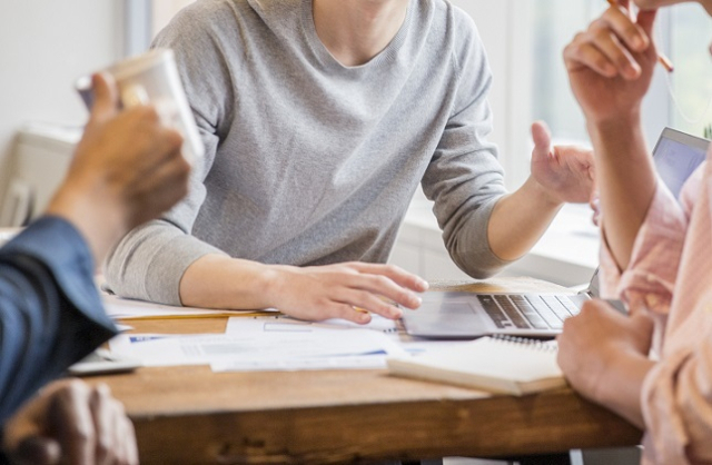 지난해 민생회복 소비쿠폰 등 경기 보강책에도 자영업자가 2년 연속 3만명대 감소세를 이어갔다. 특히 20·30대 감소 폭이 두드러져 청년층 고용한파가 창업 위축과 조기 폐업으로 이어졌다는 분석이 나온다. 클립아트코리아