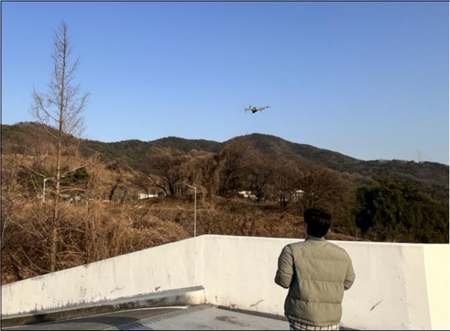 양산시가 개발제한구역 불법행위 단속에 첨단 감시장비인 드론을 투입하기로 했다. 공무원이 개발제한구역 단속을 위해 드론을 사범 운전 중이다. 양산시 제공