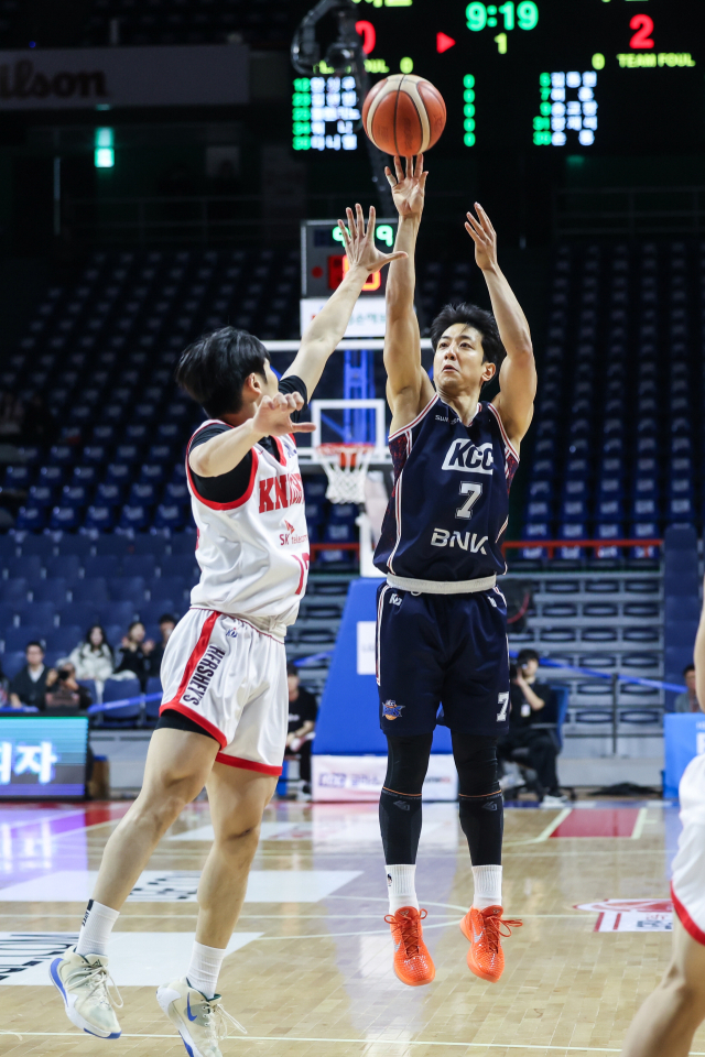 부산 KCC의 허훈이 25일 부산 사직실내체육관에서 열린 2025-2026 LG전자 프로농구 서울 SK와의 경기에서 슛을 던지고 있다. KBL 제공