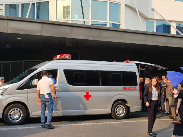 25일(현지시간) 베트남 호찌민시 떰아인 종합병원에서 별세한 이해찬 민주평화통일자문회의 수석부의장의 시신이 인근 군 병원으로 이송되고 있다. 연합뉴스