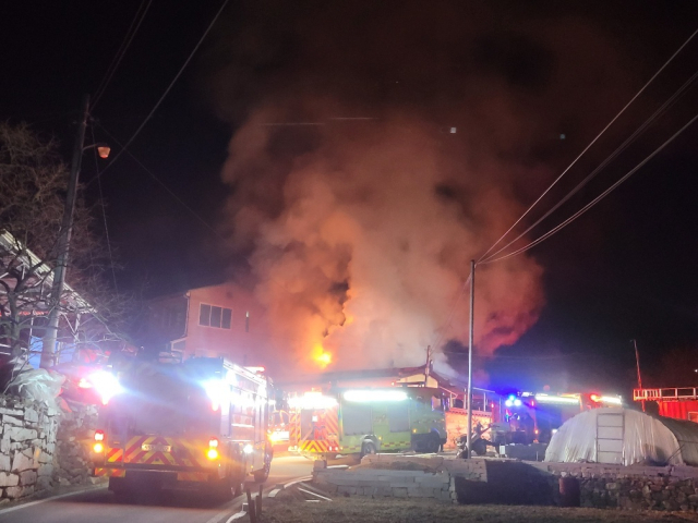 25일 오후 11시 45분께 거창군 위천면 황산리 한 주택에서 불이 나 2시간여 만에 진화됐다. 경남소방본부 제공