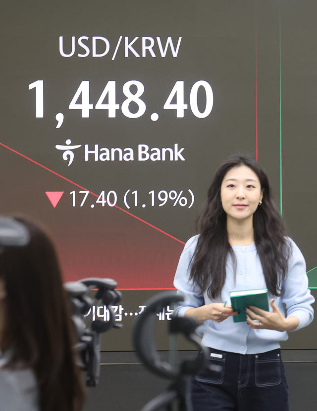 원달러 환율이 장 초반 엔화 강세 등의 영향으로 20원 가까이 급락한 26일 서울 중구 하나은행 딜링룸에서 직원이 업무를 보고 있다. 연합뉴스