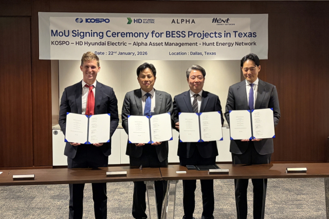 한국남부발전은 지난 22일(현지시간) 미국 댈러스에 위치한 헌트 에너지 본사에서 ‘美 텍사스 BESS 사업 공동개발을 위한 양해각서(MOU)’를 체결했다. (왼쪽부터) 헌트에너지네트워크 닉 바비키언(Nick Babikian) 사업화 담당 부사장, HD현대일렉트릭 강봉주 전무, 남부발전 박영철 경영기획부사장, 알파자산운용 최준혁 대표. 남부발전 제공