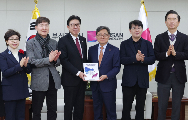 부산·경남 행정통합 공론화위원회 전호환 위원장과 위원들이 26일 부산시청 의전실에서 박형준 시장에게 공론화 최종의견서를 전달하고 있다. 정종회 기자 jjh@