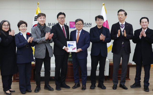 부산·경남 행정통합 공론화위원회 전호환 위원장과 위원들이 26일 부산시청 의전실에서 박형준 시장에게 공론화 최종의견서를 전달하고 있다. 정종회 기자 jjh@