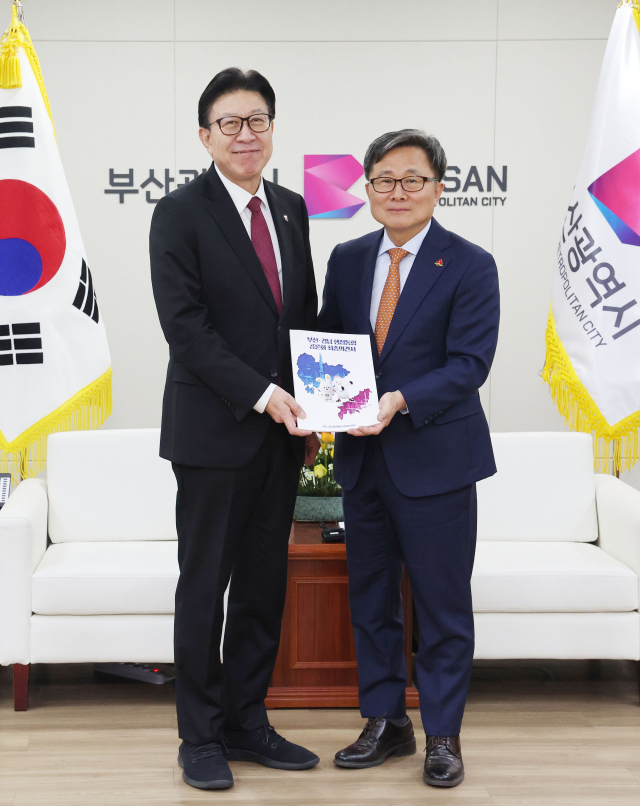 부산·경남 행정통합 공론화위원회 전호환 위원장과 위원들이 26일 부산시청 의전실에서 박형준 시장에게 공론화 최종의견서를 전달하고 있다. 정종회 기자 jjh@