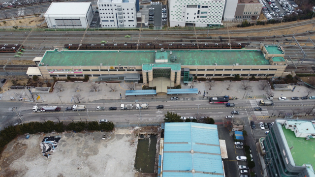 부산 사하구의 주민 휴식 공간 부족 문제를 개선하기 위해 대형 공원 2곳이 조성된다. 사진은 공원이 조성될 부산도시철도 1호선 신평역 일대 모습. 부산시 제공