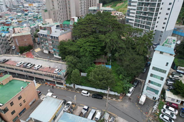 부산 사하구의 주민 휴식 공간 부족 문제를 개선하기 위해 대형 공원 2곳이 조성된다. 사진은 공원이 조성될 장림2동 제당 부지 모습. 부산시 제공