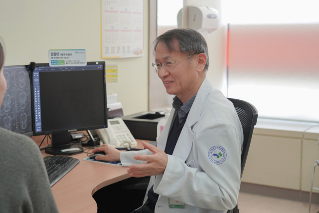 뇌전증은 전염이나 유전이 아닌 뇌의 전기적 이상에 의해 반복적인 발작이 발생하는 만성 뇌질환이고 50세 이후 발병률이 증가하는 경향을 보인다. 양산부산대병원 남상욱 소아청소년과 교수는 “고령층의 경우 발작이 전형적인 경련 없이 기억이 잠깐 끊기거나 이상한 말을 하는 등 비운동성 증상으로 나타나는 경우가 많아 치매나 뇌졸중으로 오인되기 쉬워 주의가 필요하다”고 조언했다. 양산부산대병원 제공