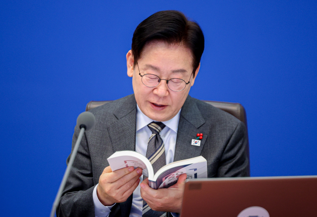 이재명 대통령이 20일 청와대에서 열린 국무회의에서 자료집을 살펴보고 있다. 연합뉴스