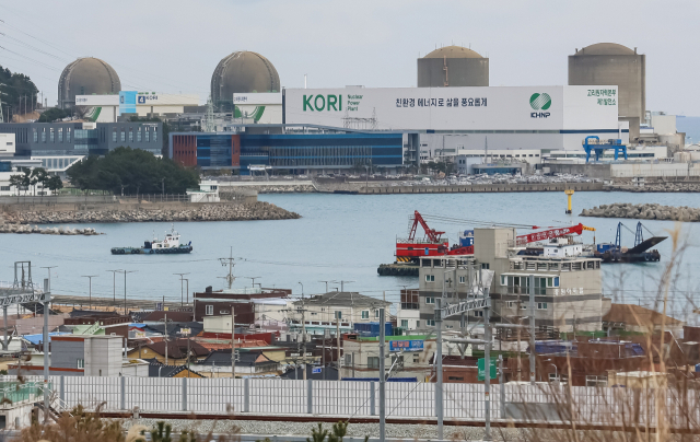 정부가 제11차 전력수급기본계획에 반영된 원자력발전소 건설 계획에 따라 원전 2기 등을 추가로 건설하기로 했다. 기존 원전 단지에 원전이 추가될 수 있어 지역의 반발이 커질 것으로 보인다. 26일 고리원전 전경. 김종진 기자 kjj1761@