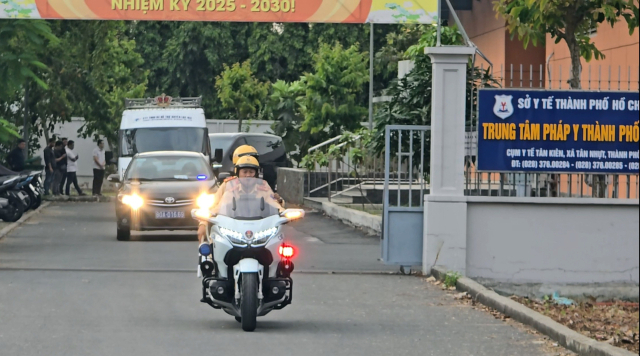 26일(현지시간) 오후 베트남 호찌민시 법의학센터에서 이해찬 민주평화통일자문회의 수석부의장의 시신을 실은 장례차(흰색) 등 차량 행렬이 경찰 오토바이들의 호위 속에서 떤선녓 국제공항으로 향하고 있다. 연합뉴스