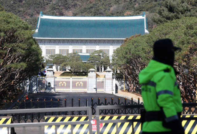 서울 종로구 청와대에 경찰이 경계근무를 서고 있다. 연합뉴스