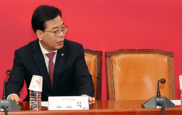 국민의힘 송언석 원내대표가 26일 국회에서 열린 최고위원회의에 입장하고 있다. 연합뉴스