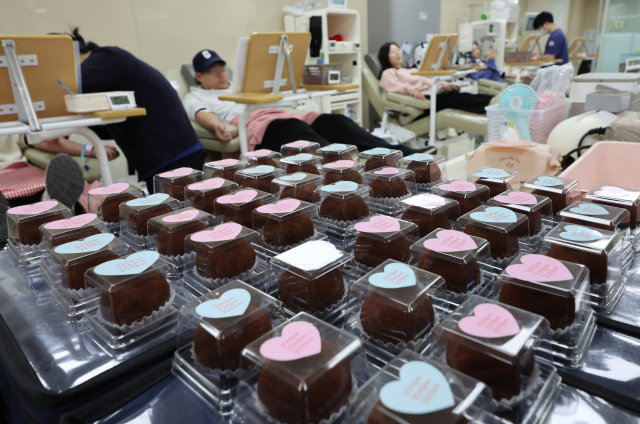 헌혈 비수기를 맞아 지난 23일 부산 헌혈의집 서면센터에 전혈·혈소판 헌혈자에게 증정될 ‘두쫀쿠(두바이쫀득쿠키)’가 놓여 있다. 부산혈액원은 이날 하루 동안 헌혈의 집 13곳에서 방문객에게 ‘두쫀쿠’를 제공하는 이벤트를 열었다. 연합뉴스