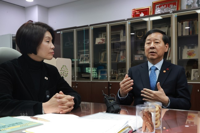 더불어민주당 한정애 정책위의장과 구윤철 부총리 겸 재정경제부 장관이 27일 국회의원회관 내 한 의원 사무실에서 도널드 트럼프 미국 대통령의 관세 인상 언급과 관련해 면담하고 있다. 연합뉴스