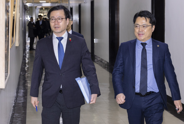 도널드 트럼프 미국 대통령이 한국 입법부의 법적 절차 미이행을 이유로 관세 인상 방침을 밝힌 27일 여한구 산업통상부 통상교섭본부장(왼쪽)과 문신학 1차관이 국회 산업통상자원중소벤처기업위원회에 관련 보고를 하기 위해 위원장실로 이동하고 있다. 연합뉴스