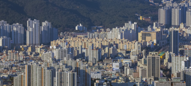 지난해 부산에서 경매로 넘어간 부동산 물건이 16년 만에 최대치를 기록했다. 사진은 부산 동래구 아파트 전경. 김종진 기자 kjj1761@