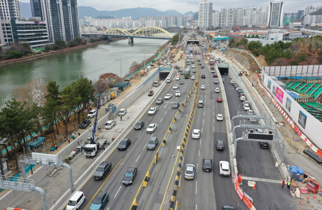 부산 북구 만덕과 해운대구 센텀을 연결하는 대심도가 다음 달 10일 개통한다. 만덕~센텀 대심도 센텀IC 입출구 일대 모습. 정종회 기자 jjh@