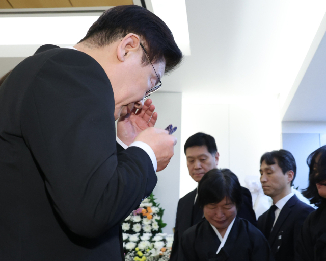 이재명 대통령이 27일 서울 종로구 서울대병원 장례식장에 마련된 고 이해찬 전 국무총리 빈소에서 유가족을 위로한 뒤 눈물을 닦고 있다. 연합뉴스