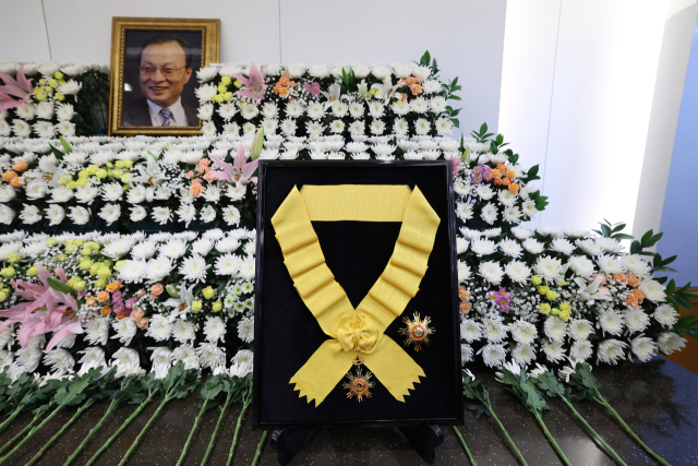 27일 서울 종로구 서울대병원 장례식장에 마련된 고 이해찬 전 국무총리 빈소에 이재명 대통령이 추서한 국민훈장 무궁화장이 세워져 있다. 연합뉴스
