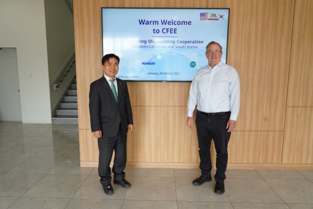 KOMERI 배정철 원장(왼쪽)과 CFEE의 Jay Hansen 대표가 기념사진을 찍고 있다. KOMERI 제공