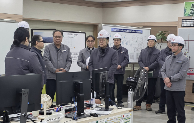권명호 한국동서발전 사장(가운데)이 울산발전본부를 방문해 설비 안정운영을 위해 힘을 쓰고 있는 직원들을 격려하고 있다. 동서발전 제공
