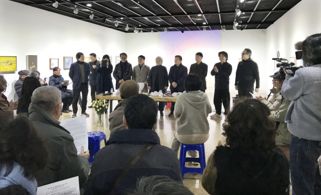 27일 오후 부산 수영구 금련산역갤러리에서 ‘퐁·반 500, 부산미술인 한마음展’ 선언식과 종합 오프닝 행사가 열리고 있다. 사진은 ‘퐁·반 500展’ 임원 소개 모습. 김은영 기자 key66@