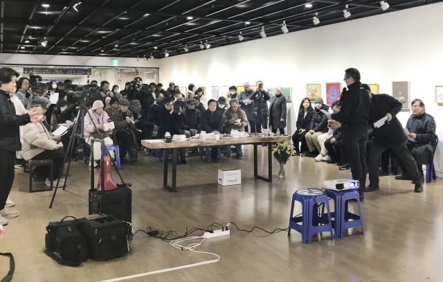 27일 오후 부산 수영구 금련산역갤러리에서 ‘퐁·반 500, 부산미술인 한마음展’ 선언식과 종합 오프닝 행사가 열리고 있다. 사진은 김성헌 ‘퐁·반 500展’ 집행부 임원의 선언문 낭독 모습. 김은영 기자 key66@