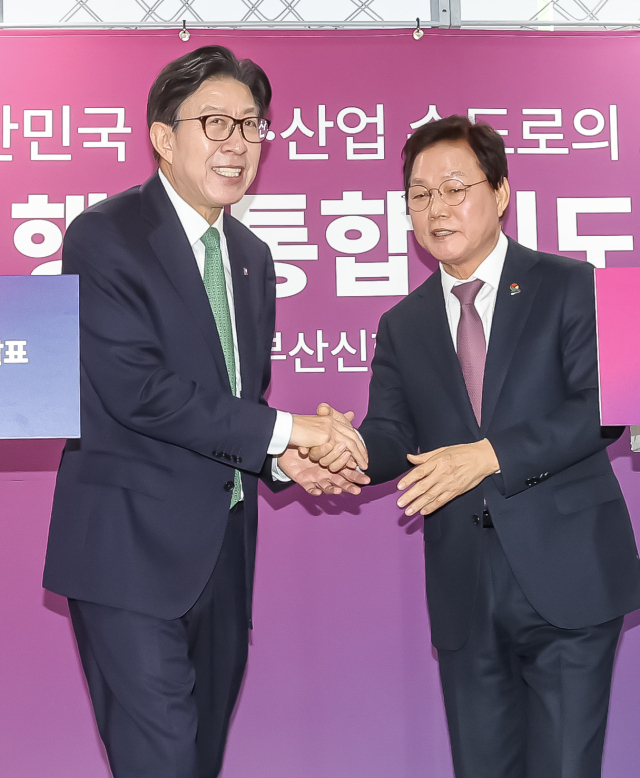 박형준 부산시장과 박완수 경남도지사가 28일 경남 창원 진해구 부산신항 내 동원글로벌터미널 홍보관에서 부산·경남 행정통합 공동 입장문을 발표한 뒤 악수하고 있다. 김종진 기자 kjj1761@