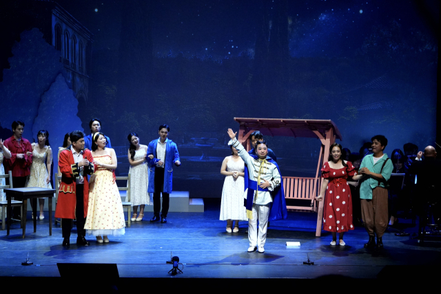 오는 11일 부산예술회관 무대에 오르는 도니제티의 오페라 ‘사랑의 묘약’ 연습 장면. 부산예술회관 제공