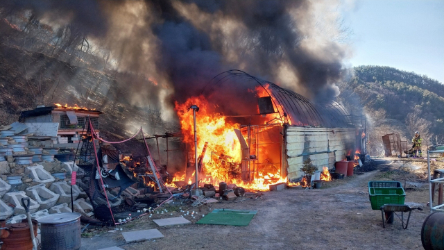 지난 22일 진주시 집현면 대암리의 한 농막에서 불이 나 인근 야산으로 번지고 있다. 경남소방본부 제공