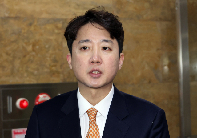 개혁신당 이준석 대표가 21일 국회에서 통일교·공천헌금 '쌍특검' 수용을 요구하며 단식 7일 차를 맞은 국민의힘 장동혁 대표를 만난 뒤 기자들의 질문에 답하고 있다. 연합뉴스