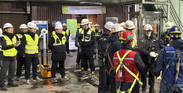 한국서부발전은 지난 27일 충남 태안발전본부에서 ‘안전비상경영체제 현장 작동성 점검’을 했다. 이정복 서부발전 사장(왼쪽 네 번째)이 작업 전 안전 점검 회의(TBM·Tool Box Meeting)에 참여해 근로자들과 위험 요인을 확인하고 개선 필요사항 등을 청취하는 모습. 서부발전 제공
