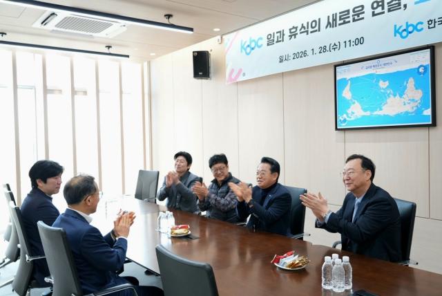 안병길(오른쪽 두 번째) 한국해양진흥공사 사장은 28일 임직원과 함께 부산 동구 협성마리나 G7 A동 3층에 위치한 공공회의실 ‘코비씨 워리나’의 개소를 축하했다. 해진공 제공