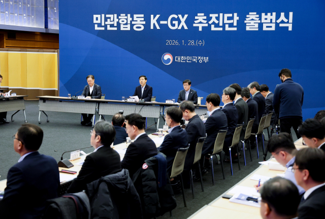 구윤철 부총리 겸 재정경제부 장관(왼쪽 두번째)이 28일 서울 중구 대한상공회의소 국제회의장에서 열린 ‘민관합동 K-GX 추진단 출범식’에서 인사말하고 있다. 연합뉴스