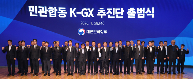 구윤철 부총리 겸 재정경제부 장관이 28일 서울 중구 대한상공회의소 국제회의장에서 열린 ‘민관합동 K-GX 추진단 출범식’에서 참석자들과 기념 촬영하고 있다. 연합뉴스