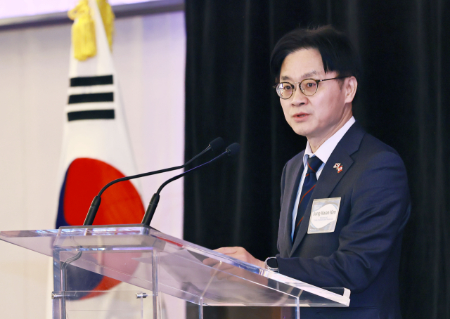 김정관 산업통상부 장관이 지난 26일(현지시간) 캐나다 토론토 파크 하얏트호텔에서 열린 한-캐나다 자동차 산업협력 포럼에서 인사말을 하고 있다. 산업부 제공