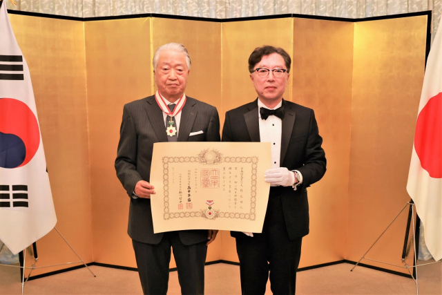 28일 주부산일본국총영사 관저에서 일본 훈장을 받은 조일상(왼쪽) 전 부산시립미술관장과 오스카 츠요시 총영사. 주부산일본국총영사관 제공