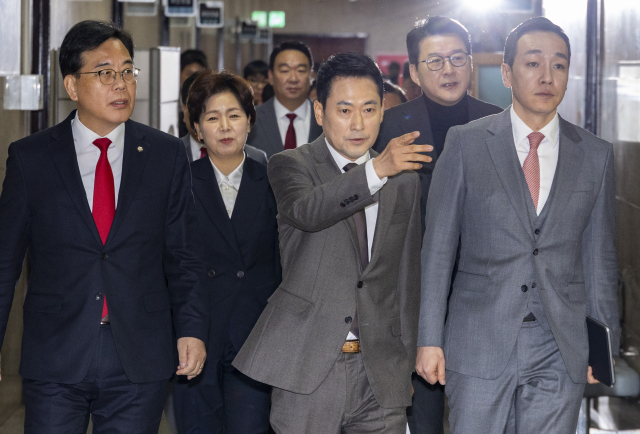 국민의힘 장동혁 대표(가운데)와 송언석 원내대표(왼쪽)를 비롯한 최고위원과 당 지도부들이 29일 국회에서 열린 최고위원회의에 입장하고 있다. 연합뉴스