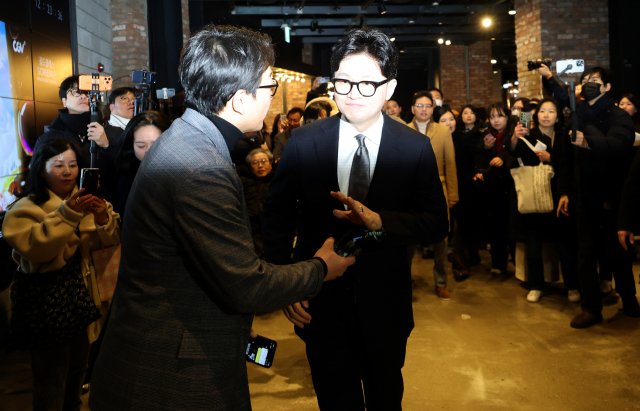 국민의힘 한동훈 전 대표가 28일 서울 영등포구의 한 영화관에서 영화 '잊혀진 대통령: 김영삼의 개혁 시대'를 관람하기 위해 이동하던 중 취재진의 질문에 답하지 않은 채 이동하고 있다. 연합뉴스