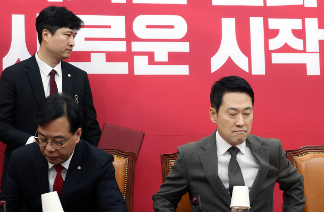 29일 국회에서 열린 국민의힘 최고위원회의에서 우재준 청년최고위원이 장동혁 대표와 송언석 원내대표 뒤로 이동하고 있다. 국민의힘 지도부는 이날 한동훈 전 대표에 대한 제명안을 의결했다고 밝혔다. 연합뉴스