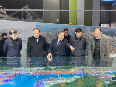 신항 홍보관에서 개발계획을 청취중인 국가인공지능전략위원회 임문영 부위원장(가운데).