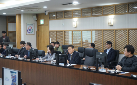 간담회에서 발언 중인 부산항만공사 송상근 사장.