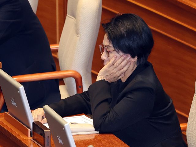 더불어민주당 최민희 의원이 29일 국회에서 열린 본회의에서 잠시 생각에 잠겨 있다. 연합뉴스
