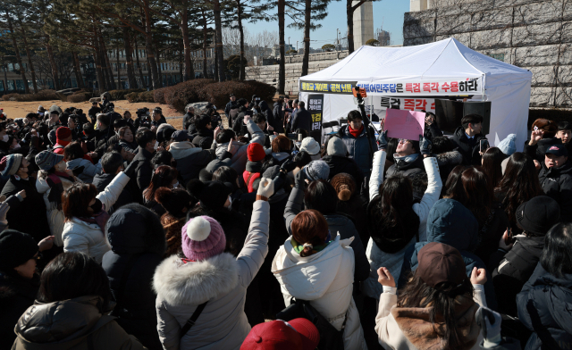 국민의힘이 한동훈 전 대표 제명을 확정한 29일 국회 본청 앞 국민의힘 천막 농성장에 한 전 대표 지지자들이 몰려가 항의하고 있다. 연합뉴스