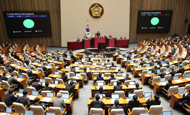 29일 국회에서 열린 제431회 국회(임시회) 제2차 본회의에서 반도체산업 경쟁력 강화 및 지원에 관한 특별법안이 가결되고 있다. 연합뉴스