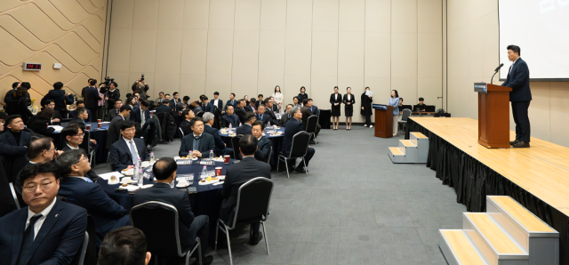 ○…해양수산부는 북극항로 운항에 따른 선사, 화주사 및 관계기관 간 협력을 강화하기 위해 29일 부산 동구 부산항국제전시컨벤션센터에서 ‘북극항로 활성화 민관협의회’ 출범식을 개최했다. 출범식에는 남재헌 해수부 북극항로추진본부장, 안병길 한국해양진흥공사 사장, 송상근 부산항만공사 사장, 해운선사, 물류업계, 유관기관 관계자 등 36개 업·단체가 참석했다. 민관협의회는 올해 9~10월께로 예정된 성공적인 북극항로 시범운항과 향후 상업운항 안착을 위해 북극항로 선대 확충 지원, 적합 화물 발굴, 북극 물류 및 선박 운항정보 제공·공유 등의 역할을 수행한다. 해수부 제공